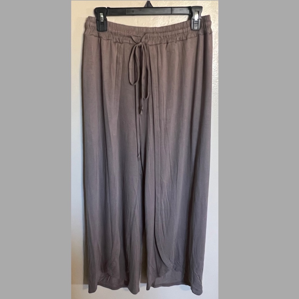 Trendy United Women’s Brownish Gray Capris